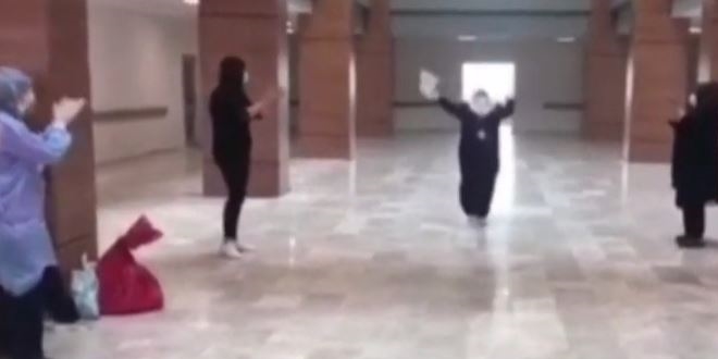 Son testleri de negatif çıkınca hastaneden dans ederek ayrıldı