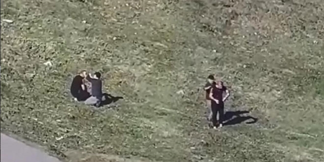 Yasak olmasına rağmen boş alanda tıraş yaptı