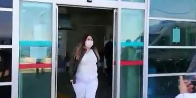 Trabzon'da vir�s� yenen doktoru arkada�lar� horon teperek u�urlad�