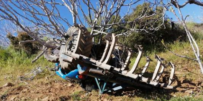 Devrilen trakt�r�n alt�nda kalan s�r�c� hayat�n� kaybetti