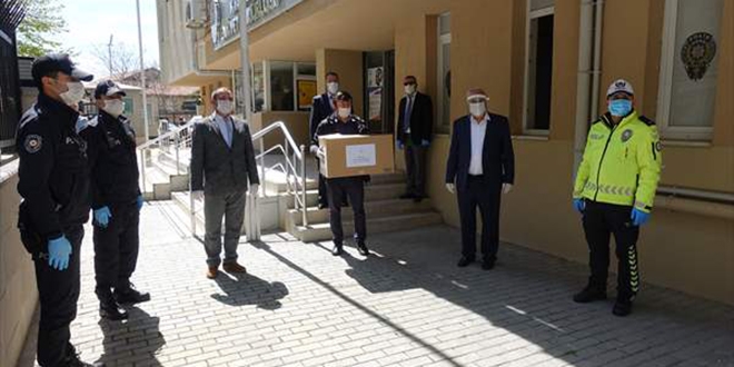 Öğretmenlerin ürettiği siperli maskeleri polisler taktı