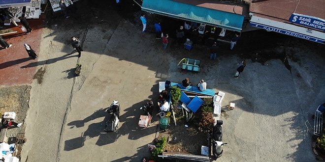 �stanbullular�n sosyal mesafe s�nav�: Kimisi uydu, kimisi hi�e sayd�