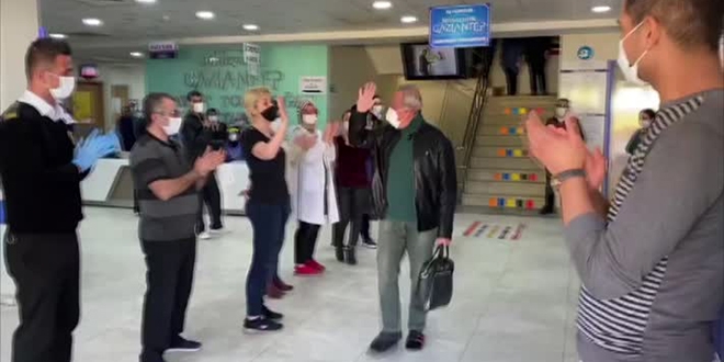 Koronavir�s� yenen doktor alk��larla taburcu edildi