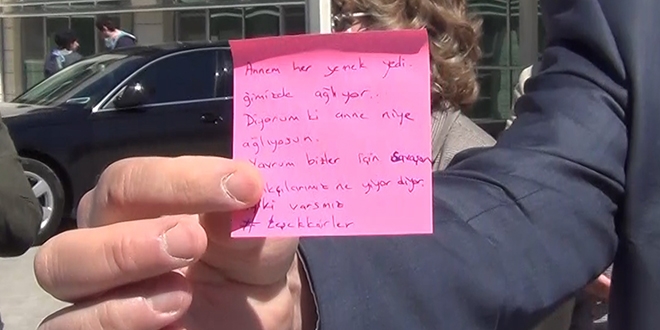 Sa�l�k �al��anlar�na g�t�r�len yemek kab�ndaki duyguland�ran not