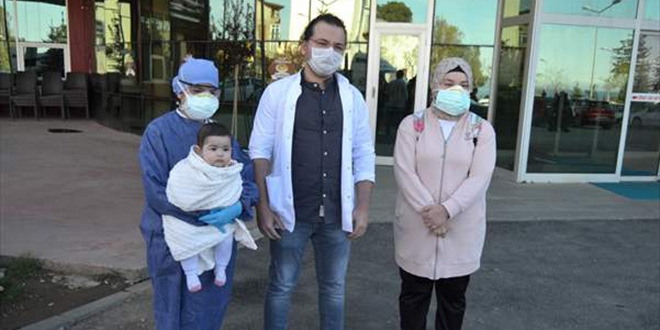 Koronavir�s� yenen 7 ayl�k bebek ve annesi taburcu edildi