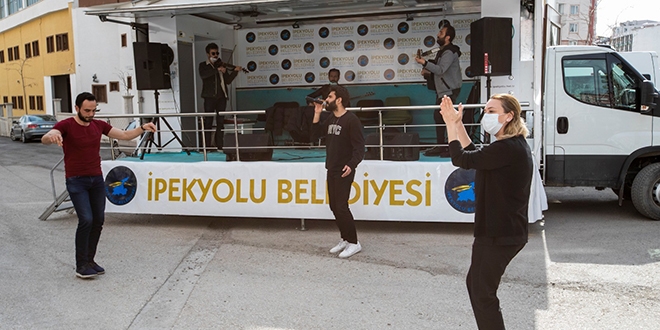 Evde kalanlar i�in sanat��lar s�yledi sa�l�k��lar oynad�