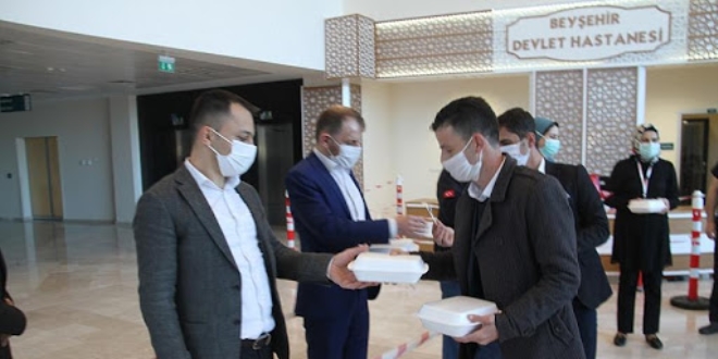 Karag�mr�k'te sa�l�k �al��anlar�na co�ku dolu destek