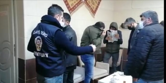 Yasağa rağmen açık olan ruhsatsız kafeye polis baskını
