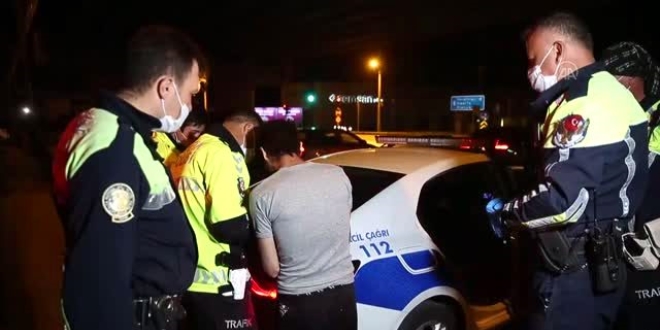 Ayakkabısız sürücü, arka lastikleri olmayan otomobille trafiğe çıkınca yakayı ele verdi