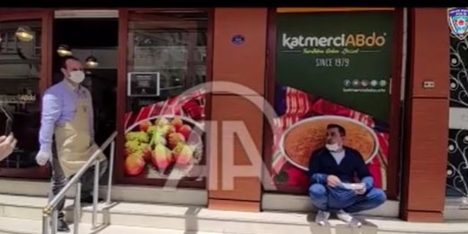 Gaziantep'te koronavirüse skeçlerle dikkati çektiler