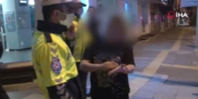 Alkollü yakalanan iki kadın, ortalığı birbirine kattı