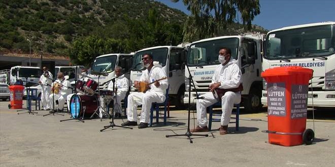 Bodrum'da kurulan 'Grup Çöpçüler' korosundan moral klibi
