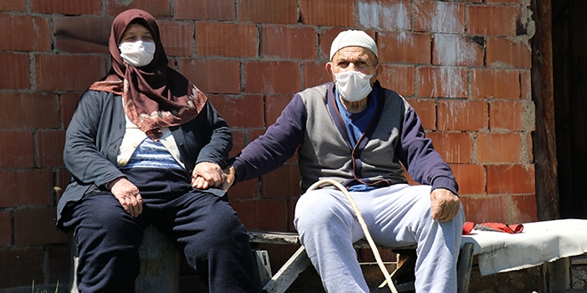 Bolu'da koronavirüsü yenen yaşlı çift yaşadıklarını anlattı