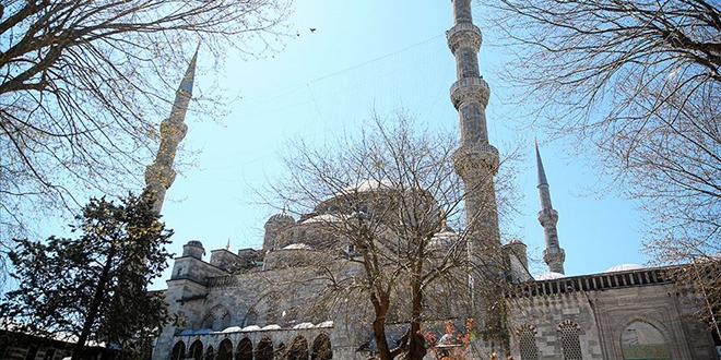 İstanbul'da 'camilerin gerdanlığı' mahyalar asılıyor