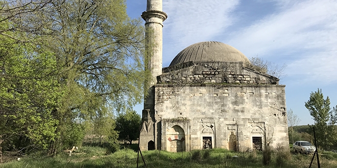 Tarihi caminin haziresinde define kazısına soruşturma