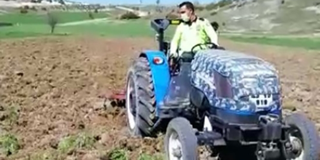 Polis memuru çiftçiyi yalnız bırakmadı, tarlasını sürdü