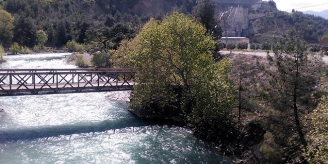 Sır Baraj Gölü'ndeki renk değişimi araştırılıyor