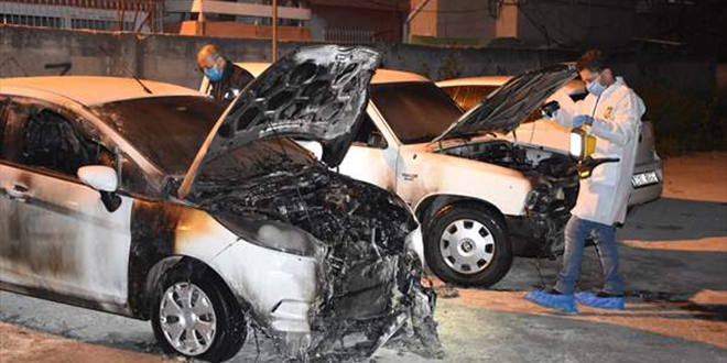Adana'da üç otomobili ateşe verip kaçtılar
