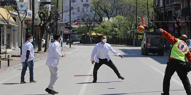 En işlek caddeye ip gerip voleybol oynadılar