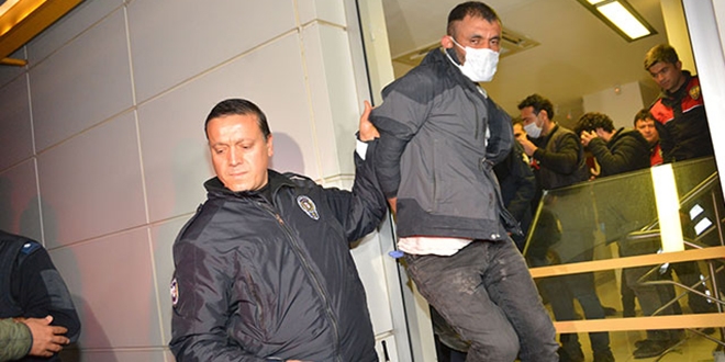 Bankanın camını kırarak içeri giren zanlının ifadesi şaşırttı