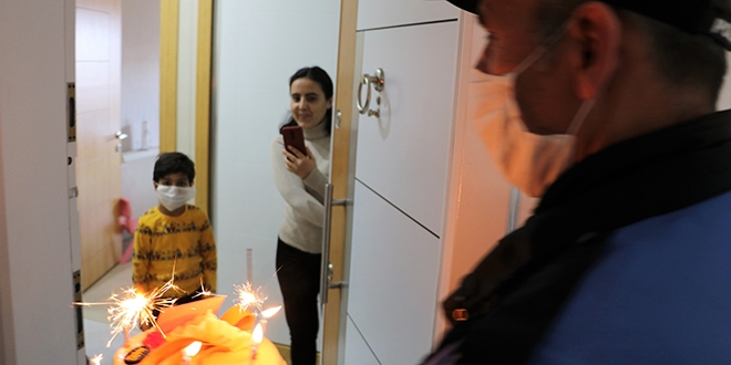 Sağlık çalışanı anneyi ağlatan doğum günü sürprizi
