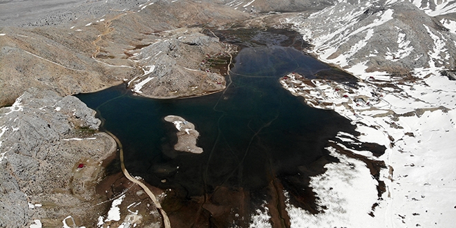 K���n ortaya ��k�p, yaz�n kaybolan 10 bin metrekarelik do�a harikas�