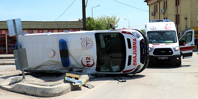 Ambulans ve pikap �arp��t�: 2'si sa�l�k �al��an� 3 yaral�