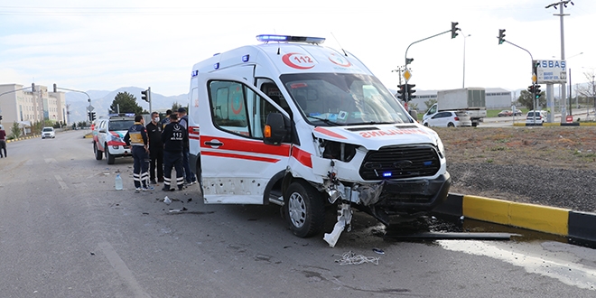 Isparta'da ambulans ile otomobil arpt: 2 yaral