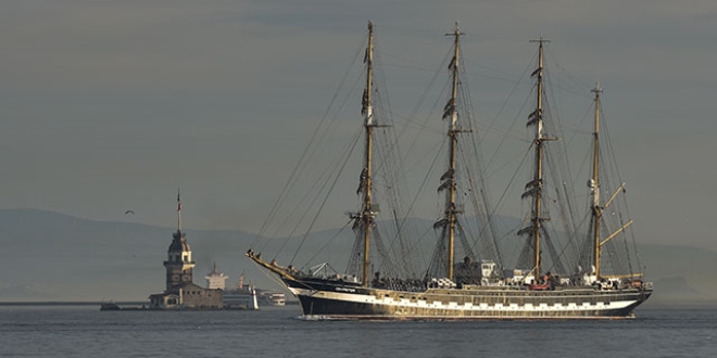 Tarihi gemi �stanbul Bo�az�'ndan ge�ti