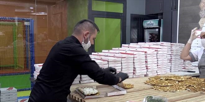 Konya'da bir hayırsever kentte görev yapan polislere yemek ikram etti