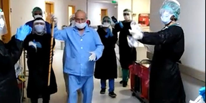 Koronavirüsü yendi, elindeki bastonla halay çekip taburcu oldu