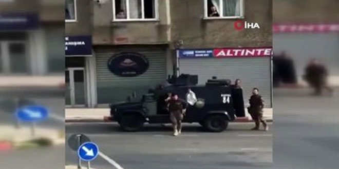 Vatandaş, drone ile özel harekat polislerine çikolata ikram ett