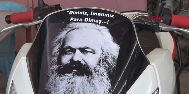 Motosikletine Karl Marx fotoğrafı yapıştıran oğluna böyle tepki verdi