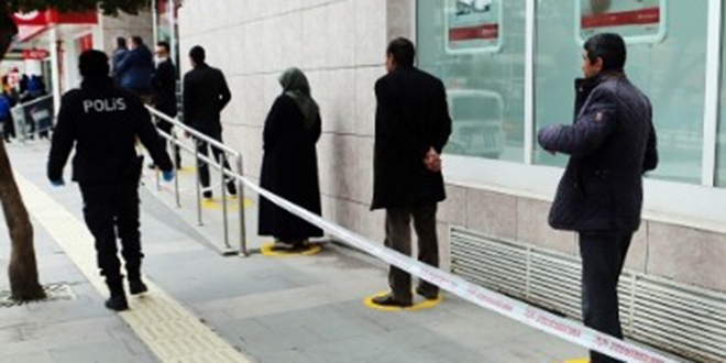 Ramazanda pide kuyruğunda sosyal mesafe kuralı uygulanacak