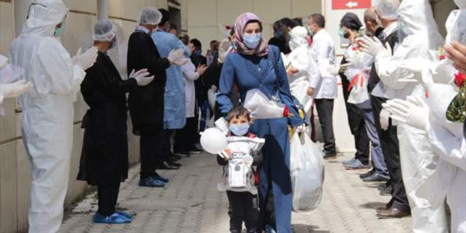 Koronavirüsü yenen aynı aileden 10 kişi alkışlarla taburcu oldu