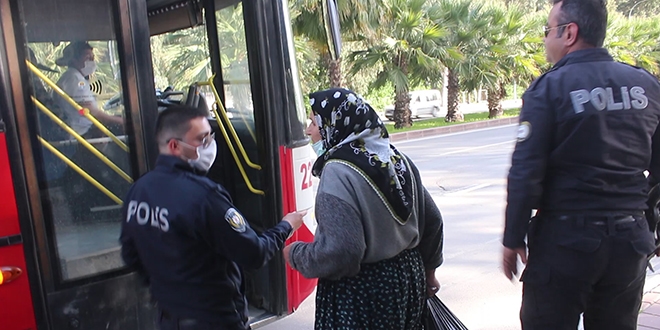 Yasağa rağmen otobüse binen yaşlı kadını polis indirdi