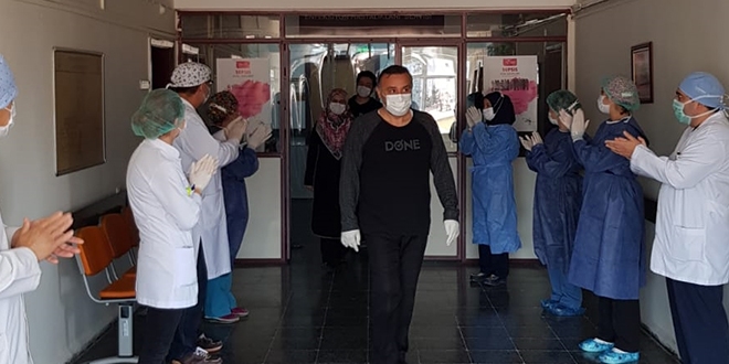 Burdur'da Kovid-19'u yenen 4 kişi alkışlarla taburcu edildi