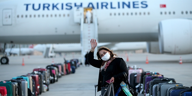 İngiltere'deki 337 Türk vatandaşı Ankara'ya getirildi