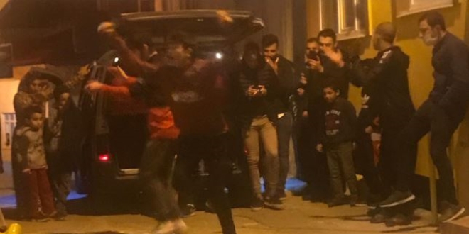 Yol ortasında kolbastı oynayan 9 kişiye para cezası