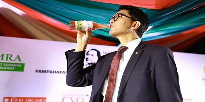 Madagaskar Cumhurbaşkanı 'koronavirüs ilacını' tanıttı: Canlı yayında içti