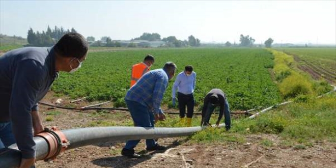 Evinden ��kamayan vatanda��n tarlas�n� DS� g�revlileri sulad�