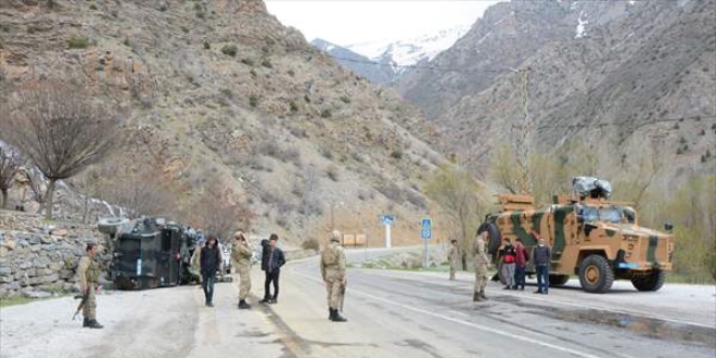 Van'da askeri araç devrildi: 6 yaralı