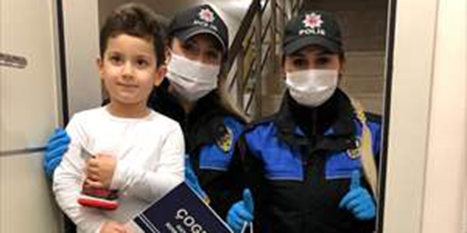 Polisler 500 �ocu�u kitapla sevindirdi