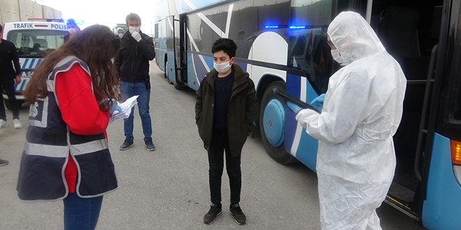 Sahte seyahat belgesiyle Van'a girerken yakalandılar