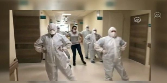 Taburcu olan hem�ireye penguen dansl� u�urlama