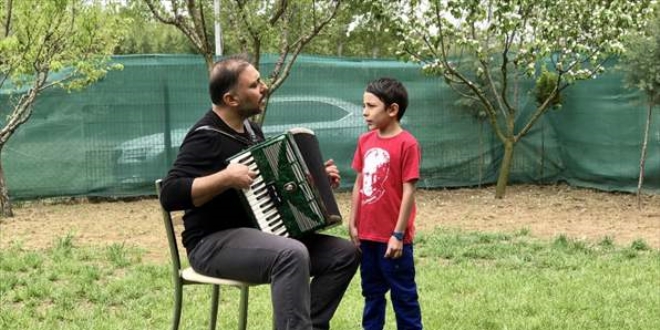 Akademisyen, 23 Nisan'a özel marş besteledi