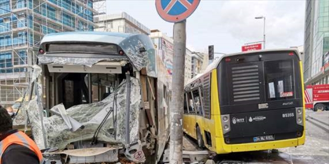 Tramvayın raydan çıkarak otobüse çarpma anı görüntüleri korkuttu