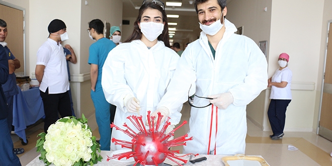 Doktor ve hem�ire'den hastanede koronavir�s pastal� ni�an