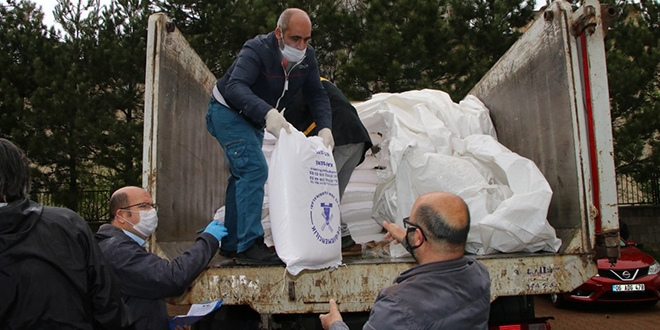 Öğretmenler ihtiyacı olan 500 aileye un sırtlarında dağıttı