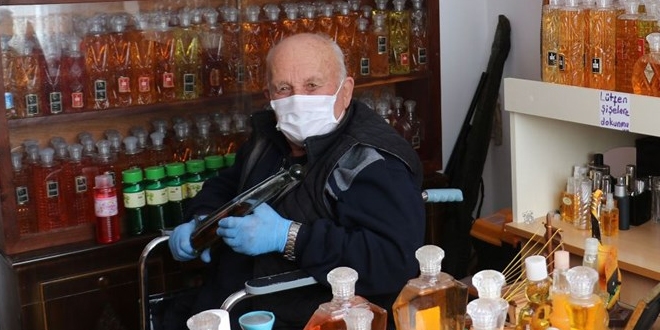 Eşinden habersiz biriktirdiği 3 bin şişe kolonyaya gözü gibi bakıyor